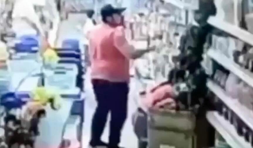 hombre acosando niña en mall chino