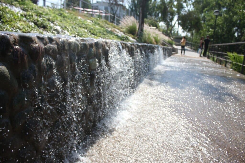 3 millones de litros de agua fueron vaciados a la vía pública desde la piscina municipal