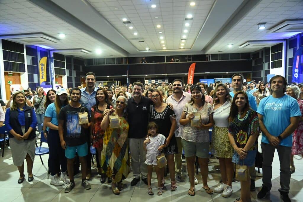 Grupo de personas sonriendo en evento social.