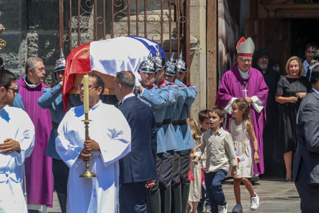 Procesión religiosa con obispo y guardias,