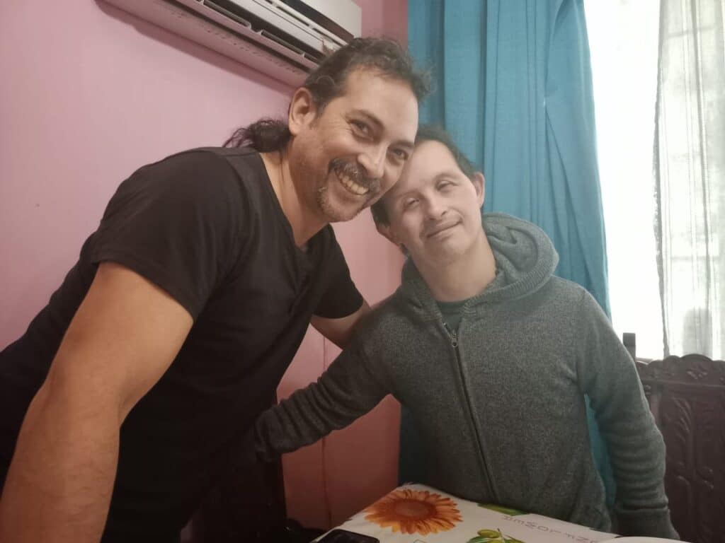 Dos hombres sonriendo y posando para una foto.