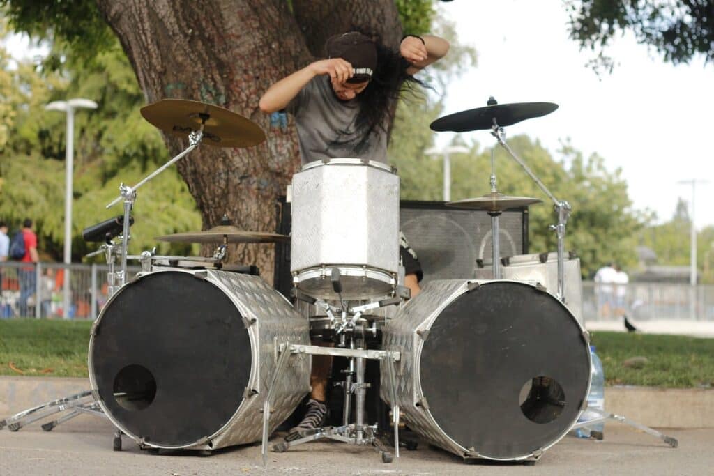 Aaron Urbina: el baterista callejero