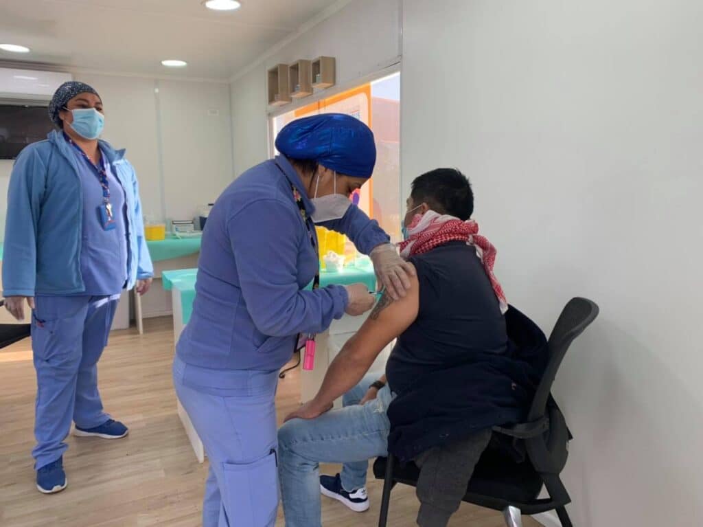 Inicia recorridos por Maipú: Vacunatorio Móvil se instaló en Villa el Abrazo
