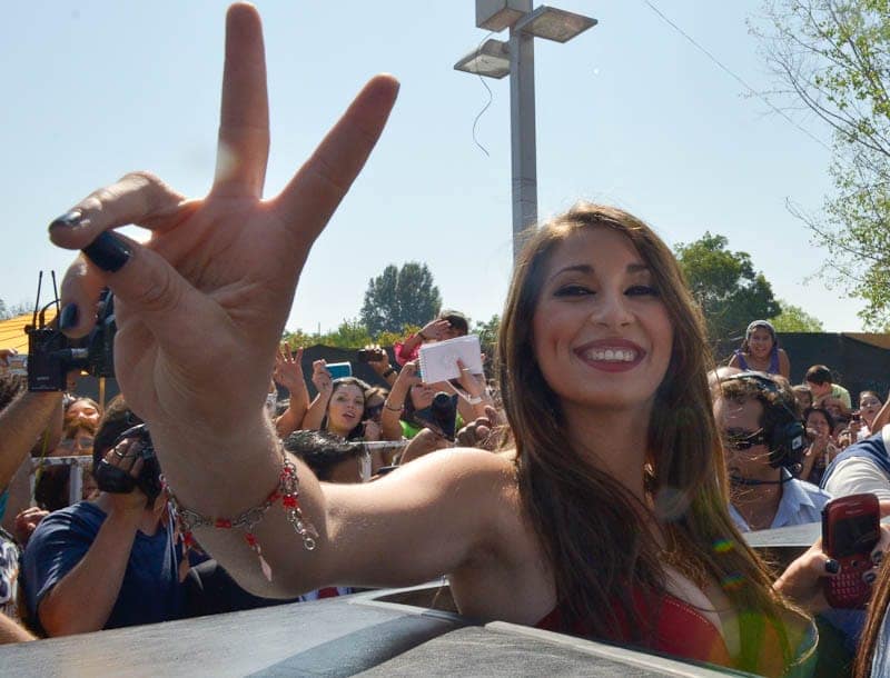 Perla lanzó su disco acompañada de 10.000 maipucinos