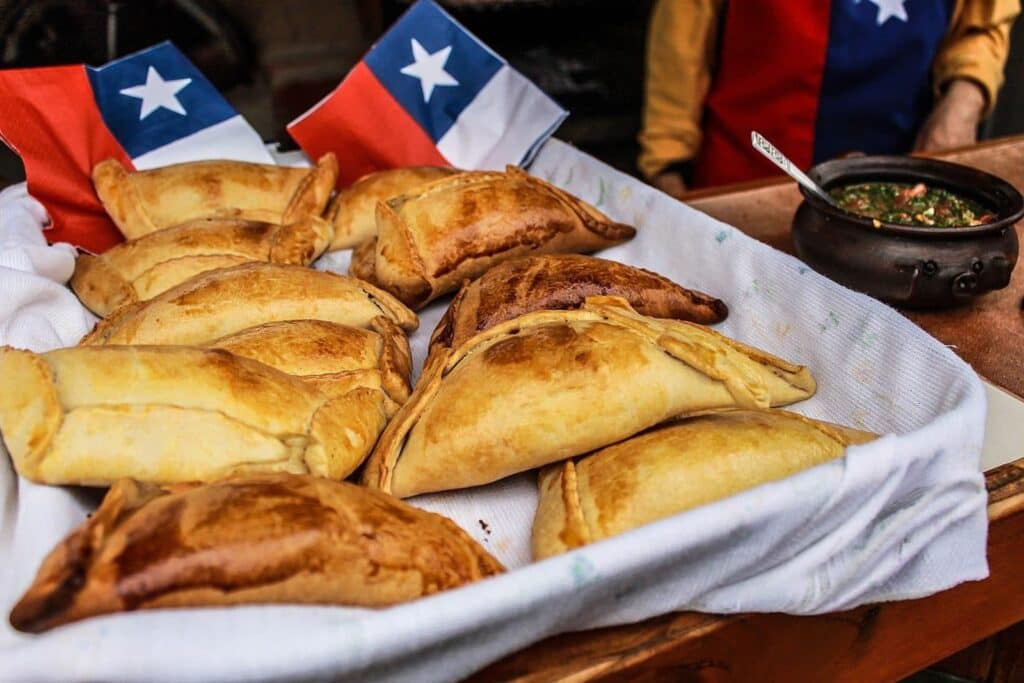 Maipú compra empanadas con «olor a coima»: Evidente sobreprecio pagado por gestión de Cathy Barriga