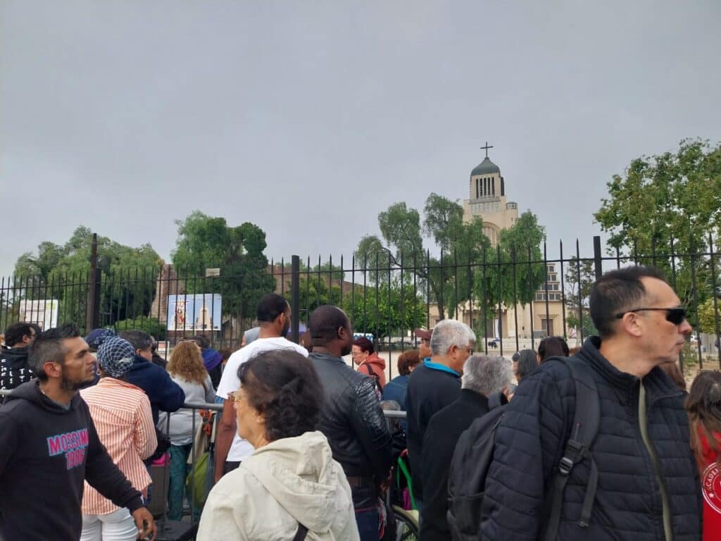 Fieles esperando a Leda Bergonzi en Maipú
