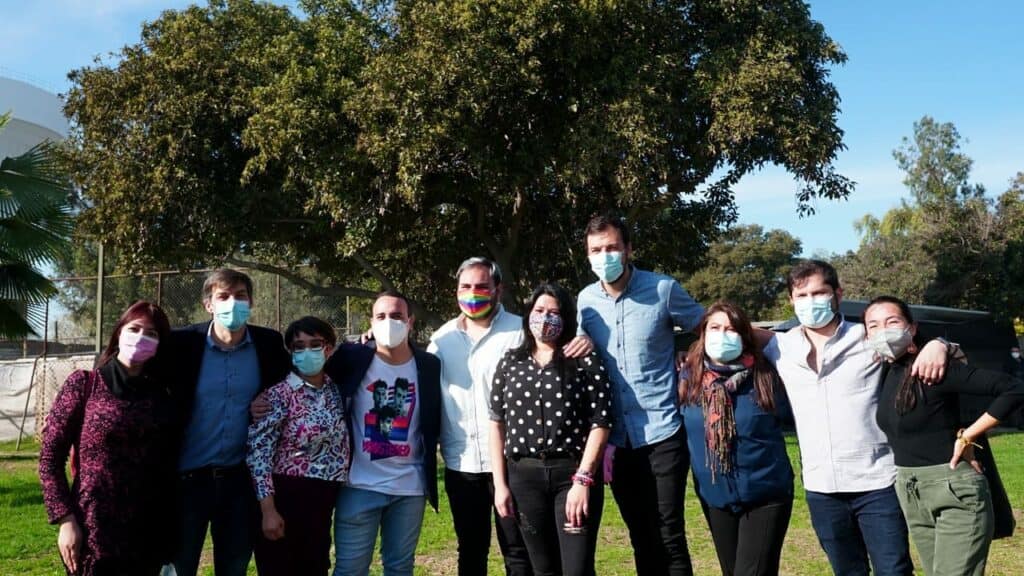 Tomás Vodanovic votó acompañado de Karina Oliva y el Frente Amplio