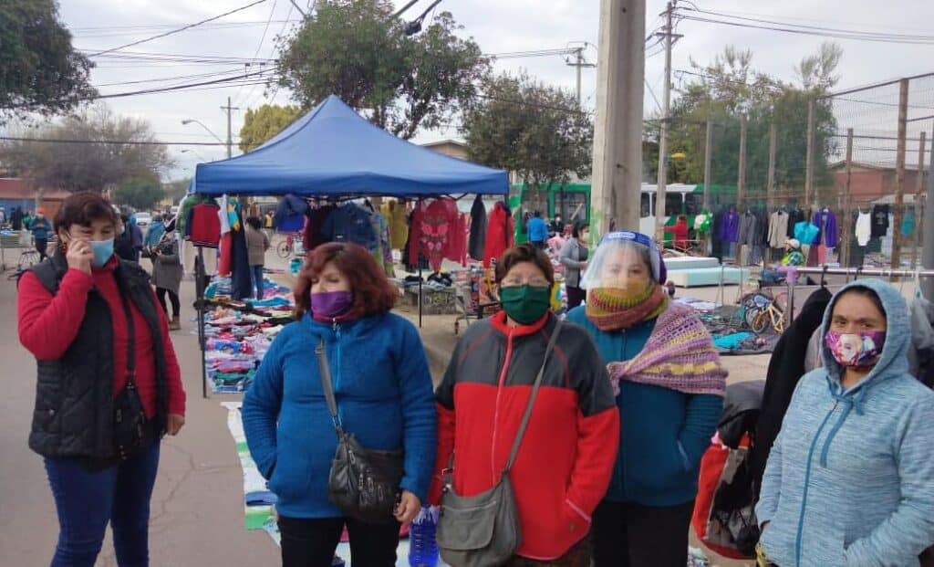 Agrupación Fuerza Mujer de Maipú y la ayuda que no llega: «Con 80 lucas yo no voy a vivir, por algo estoy acá en la feria».