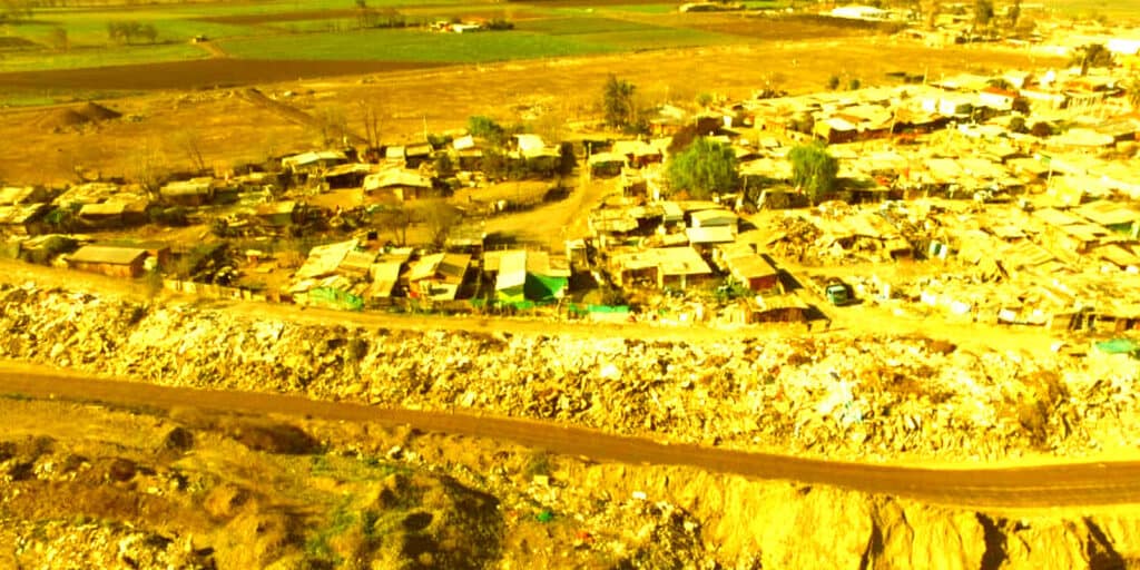 El drama ambiental de la Villa Joaquín Olivares: basura, moscas, ratones y un empresario de áridos que se ríe de las autoridades en Maipú