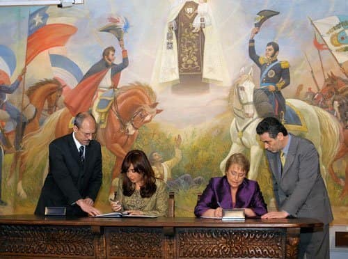Bachelet y Kirchner se dieron el abrazo de Maipú 2.0