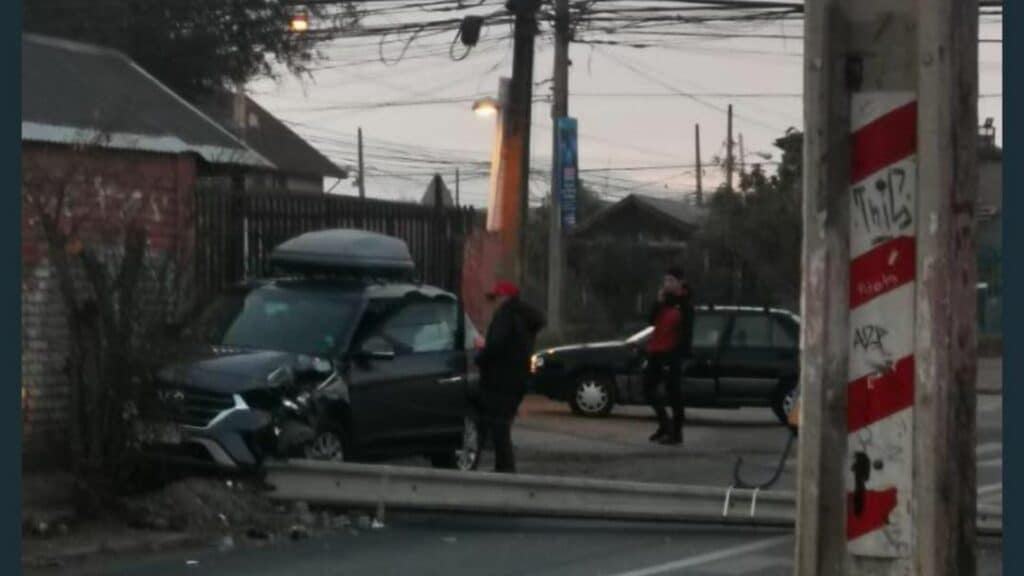 Accidente: Vehículo chocó contra poste y dejó calle desabilitada