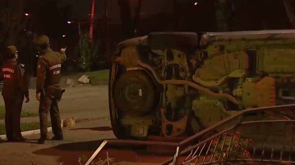 vehículo chocado y volcado maipu