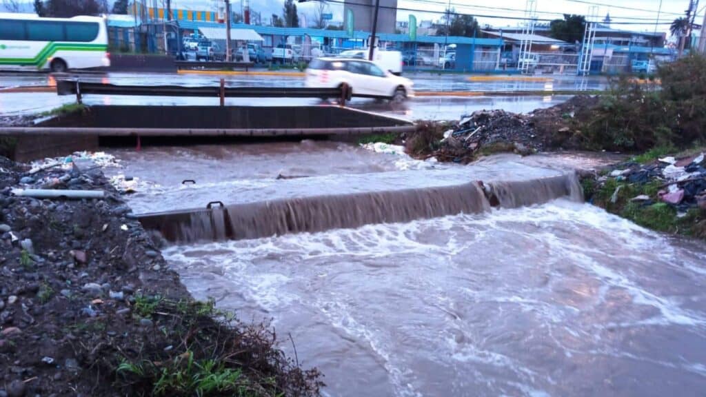 Aparece un cadáver en canal de regadío en Maipú