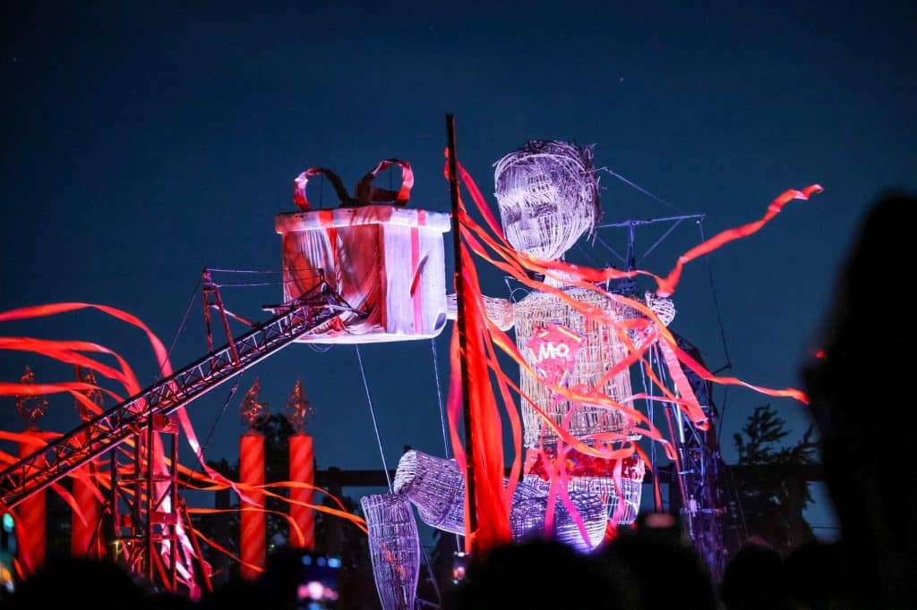 Mo y la cinta roja en Templo Votivo de Maipú