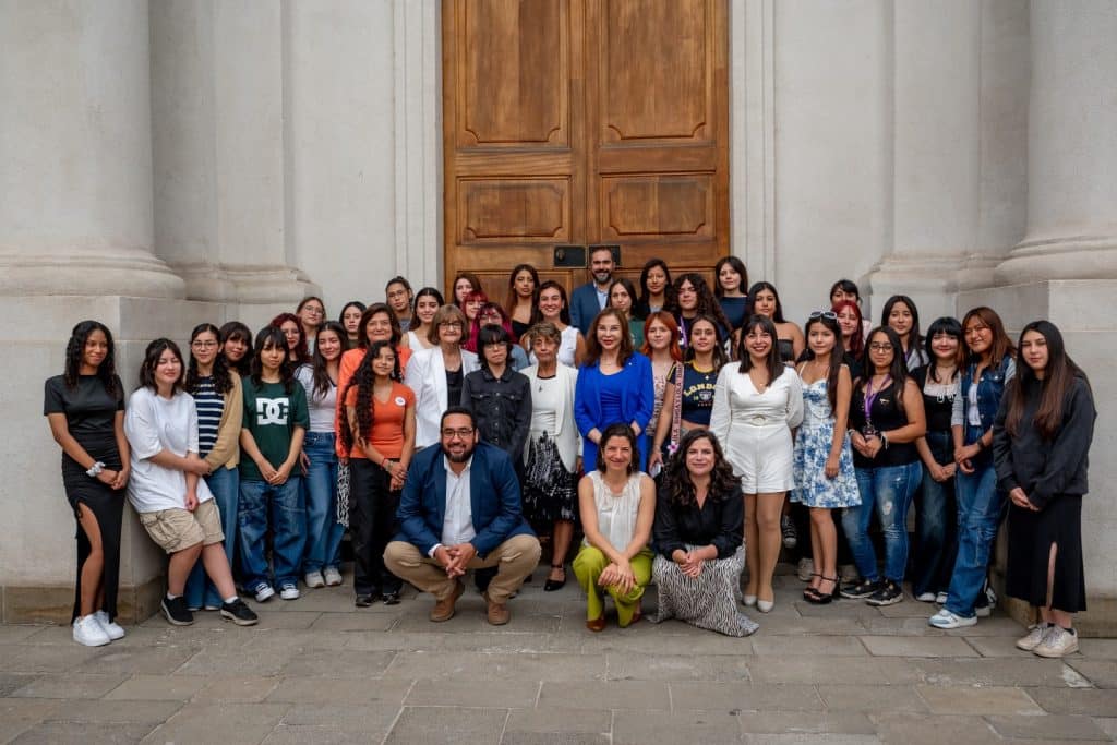 Gobierno reconoce a futuras estudiantes de carreras de Ciencias, Tecnología, Ingeniería y Matemáticas