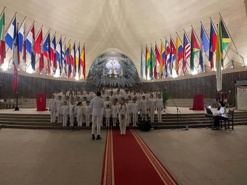 coro en templo votivo maipu