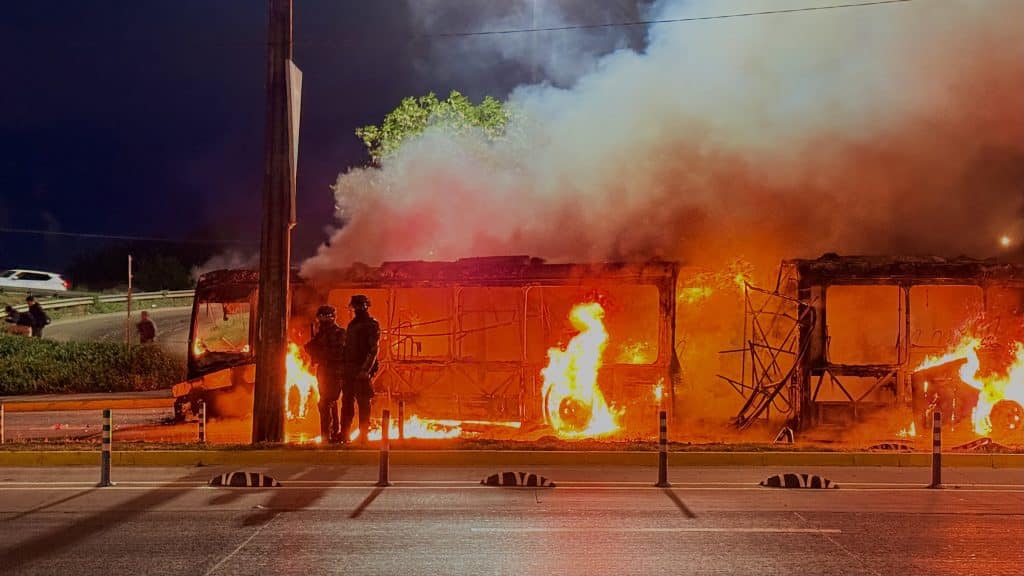 Bus quemado, corte de tránsito y enfrentamientos dejó manifestación en Avenida Los Pajaritos