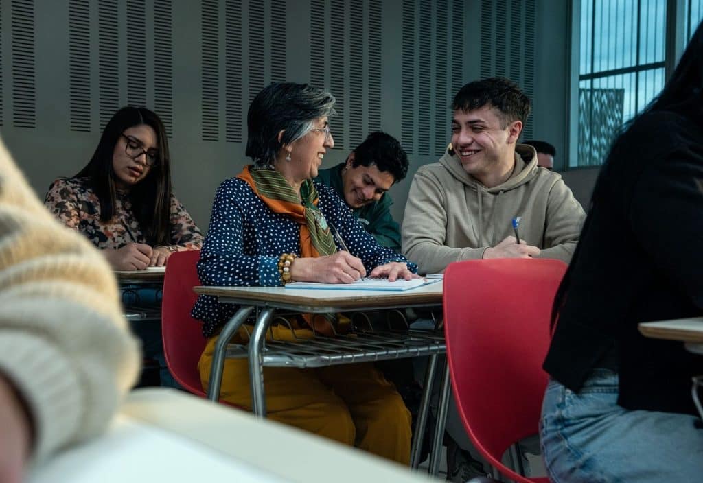 beca dorada y plateada inacap
