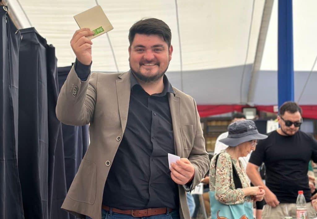 Christopher Valdivia votó en Colegio Santa María de Maipú.