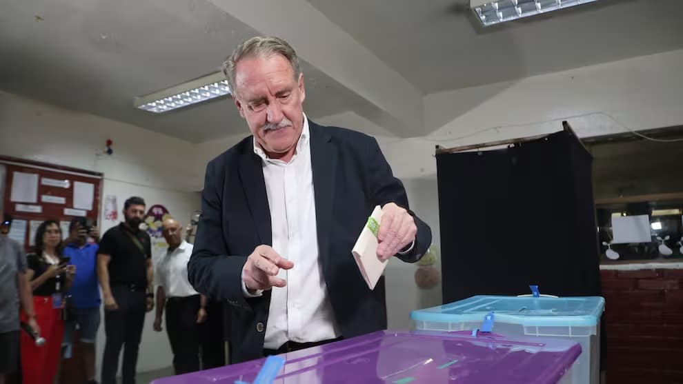 Eduardo Artés votó en Maipú