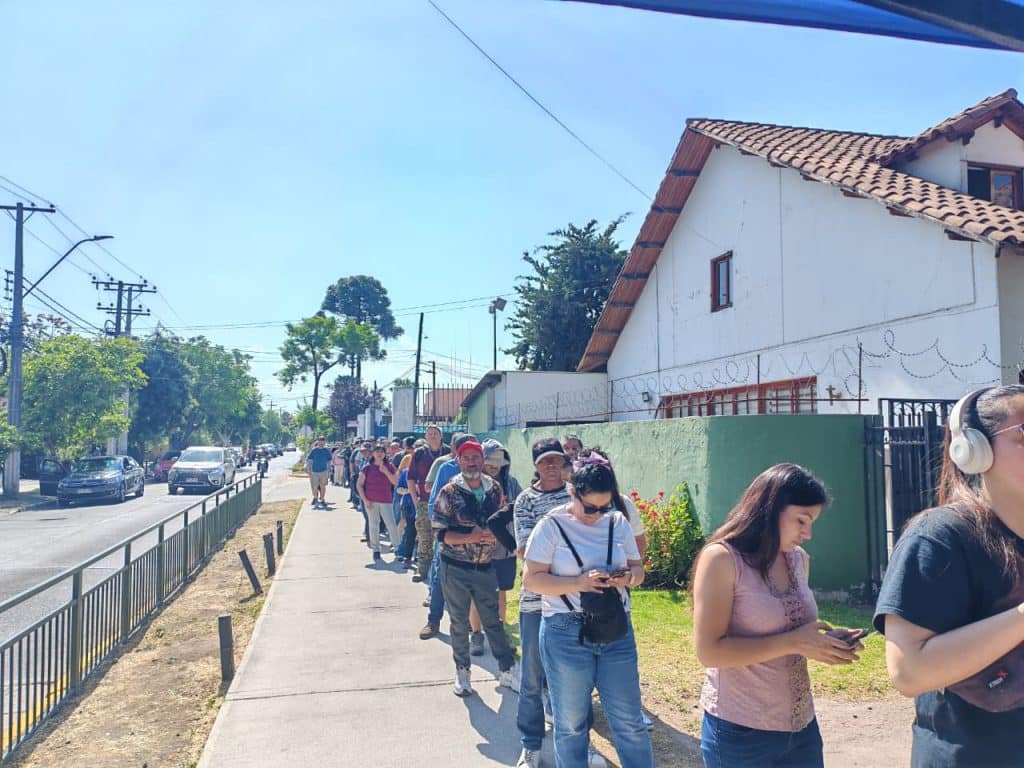 Larga fila para excusarse de votar en Maipú