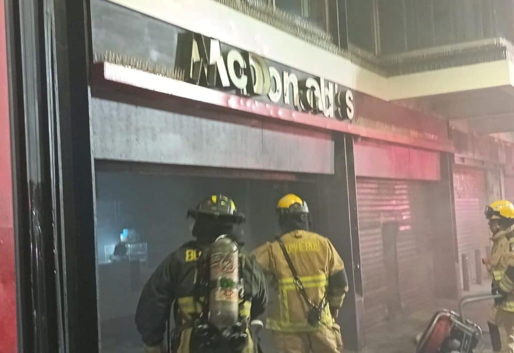 Incendio en McDonald’s Plaza de Maipú: bomberos llegó a controlar la emergencia