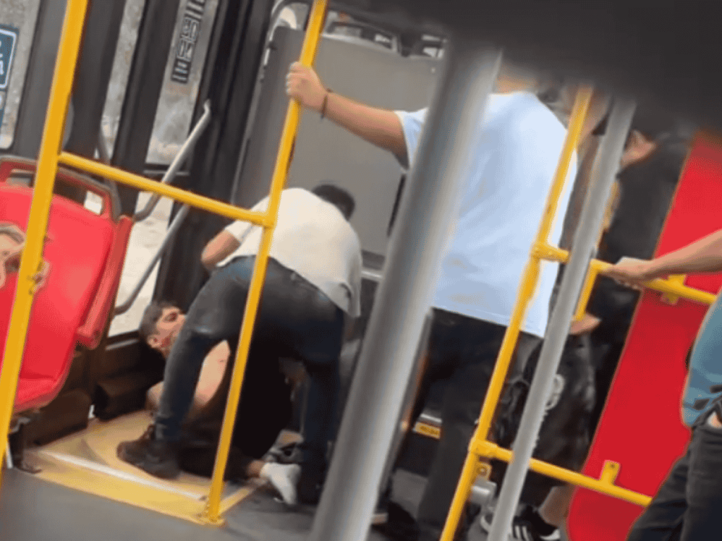 golpean y desnudan a delincuente