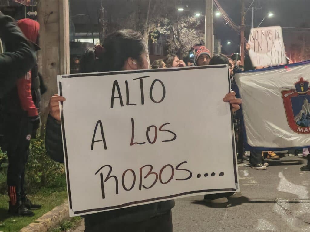 Más de 60 vecinos de Villa El Abrazo marcharon por sus calles pidiendo mayor seguridad