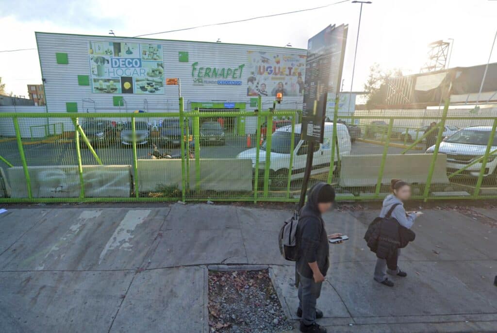 Dueño de Fernapet fue asaltado por una decena de sujetos armados en Maipú: le robaron un auto de alta gama