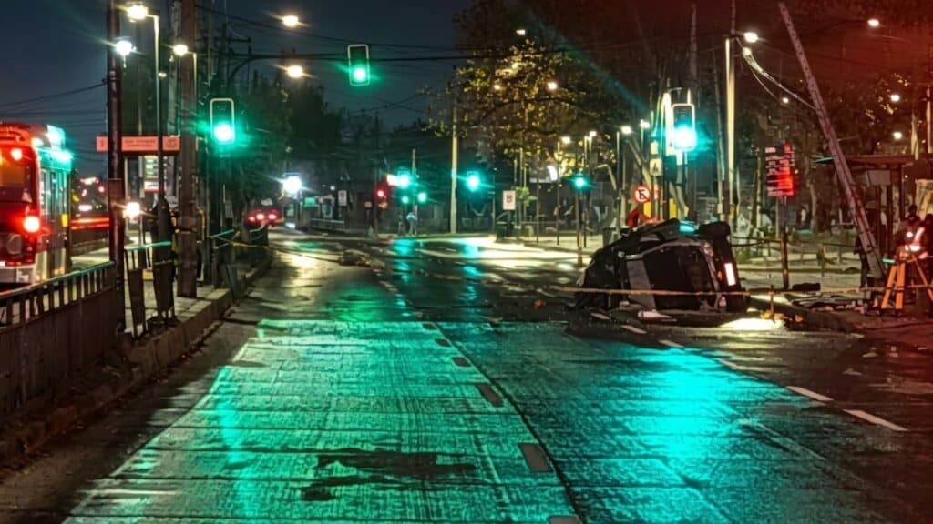 Hombre de 21 años muere en Maipú tras choque y volcamiento en Camino Melipilla