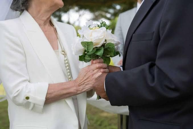 Bono Bodas de Oro sube a $482.295 desde octubre: quiénes pueden pedirlo