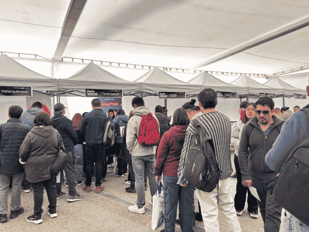 Hasta las 14:00 horas: Feria Laboral continúa recibiendo a cientos de personas en búsqueda de trabajo