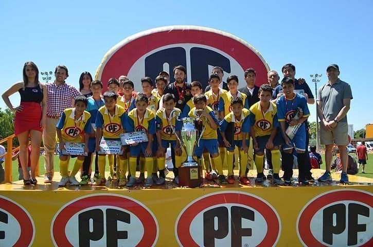 El equipo Boston College La Farfana se corona campeón nacional del fútbol escolar