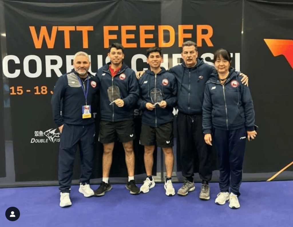 Equipo de tenis de mesa en evento deportivo.