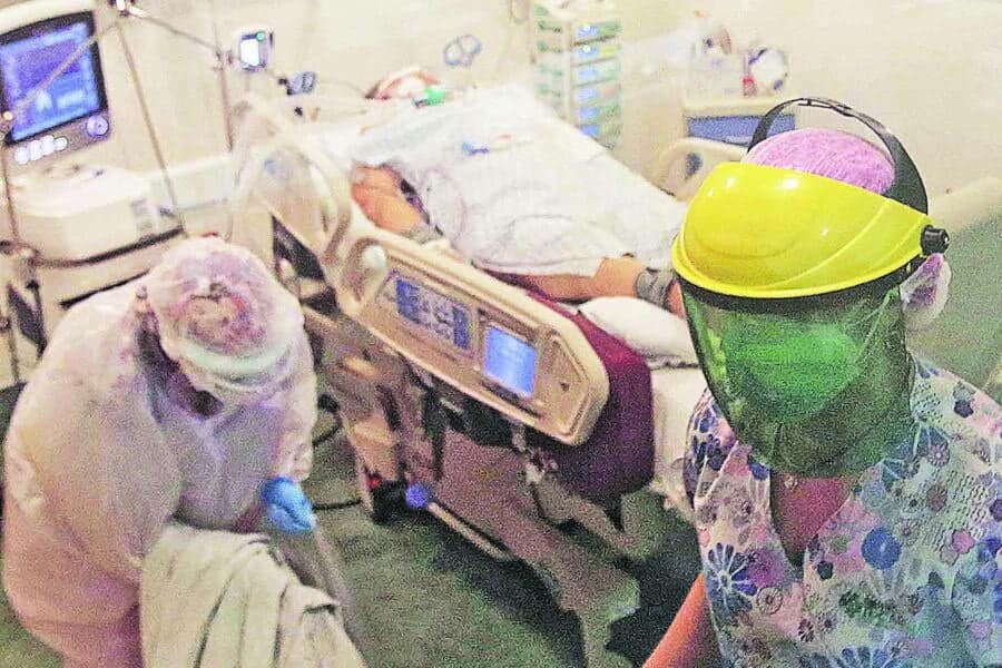Intensivista del HEC por Covid-19: “Hemos tenido que aceptar y trasladar pacientes de otras regiones que necesitan una cama UCI y que son Covid-19”