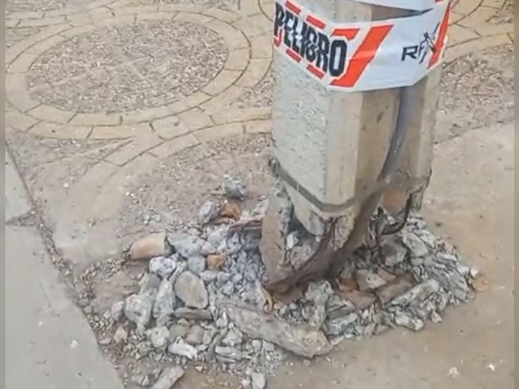Vecinos de Villa Los Robles I denuncian peligro por poste de luz chocado con riesgo de caída
