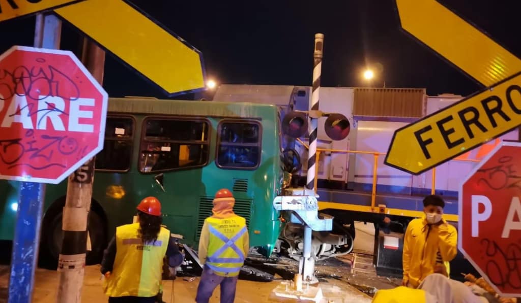 Bus del Transantiago choca con tren de carga en Av. 5 de Abril