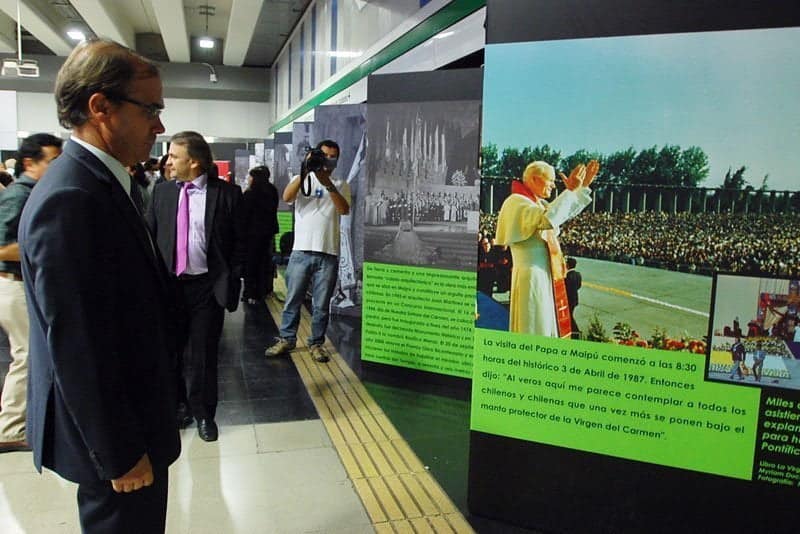 El alcalde de Maipú, mirando una foto del Papa Juan Pablo II en su visita a Maipú – Foto gentileza Municipalidad de Maipú