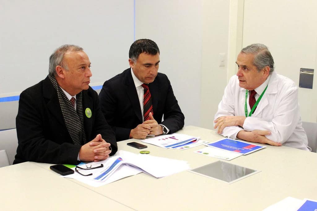 Alcaldes de Maipú y Cerrillos reciben reporte de avances del Hospital El Carmen