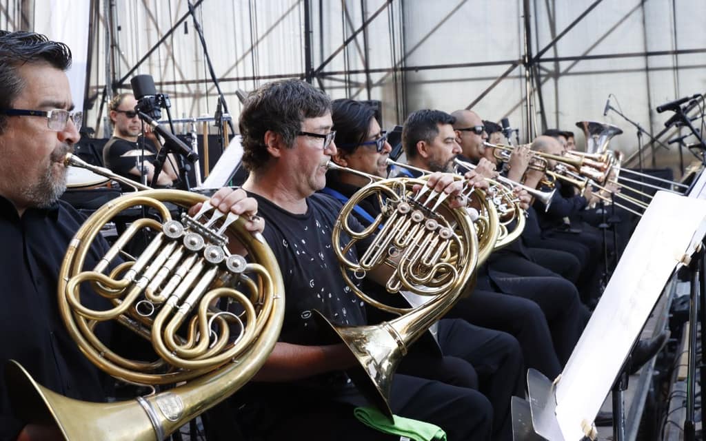Orquesta de metales tocando al aire libre. Carmina Burana