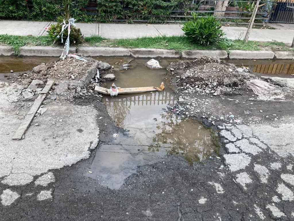 Usuaria denuncia gran hoyo en Maipú que obligó al cierre de la calle