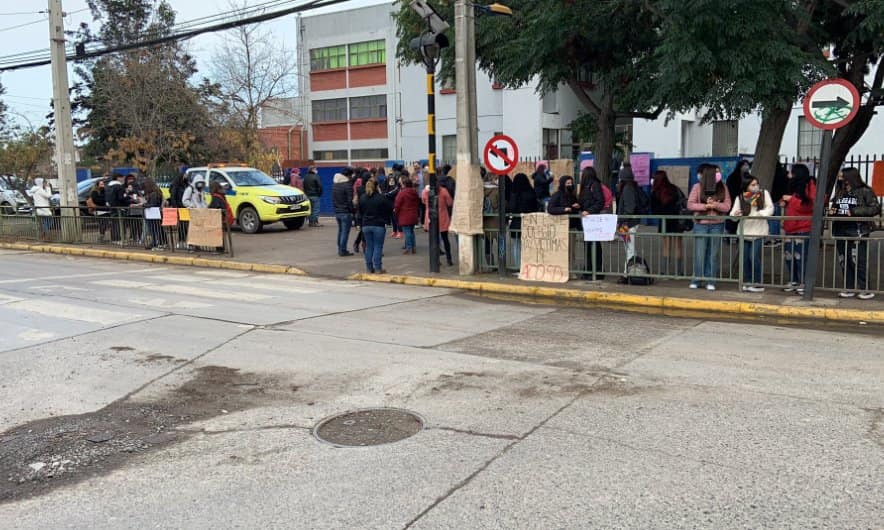 manifestacion en colegio los alpes