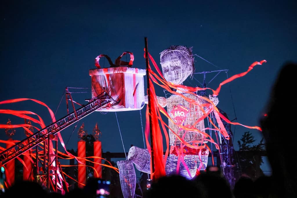 Mo y la cinta roja en Templo Votivo de Maipú