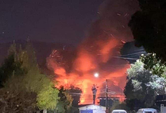 Gran incendio afectó a fábrica de espuma en San Bernardo