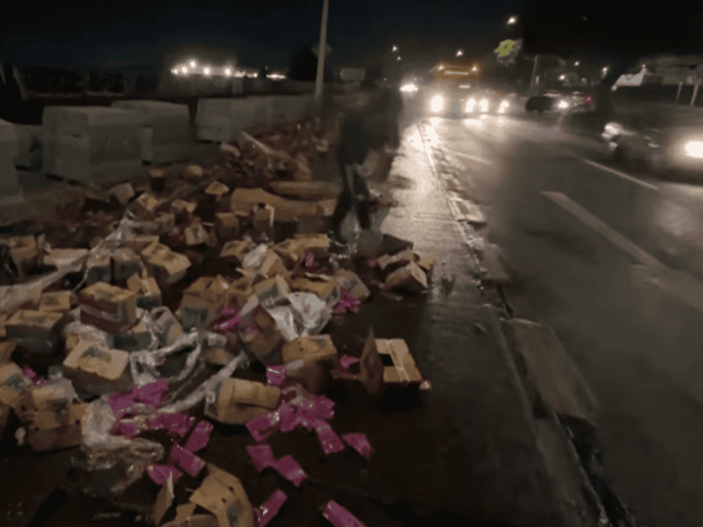 Camión de bebidas volcó en Camino a Melipilla