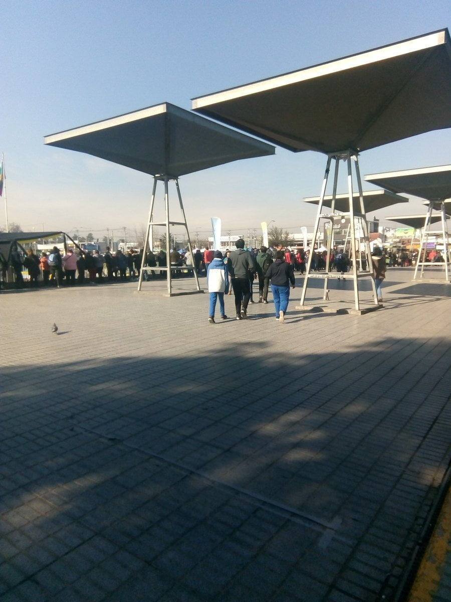 Otra vez una larga fila para acceder a un beneficio municipal: Denuncian pésima organización en la entrega de lentes para el eclipse solar