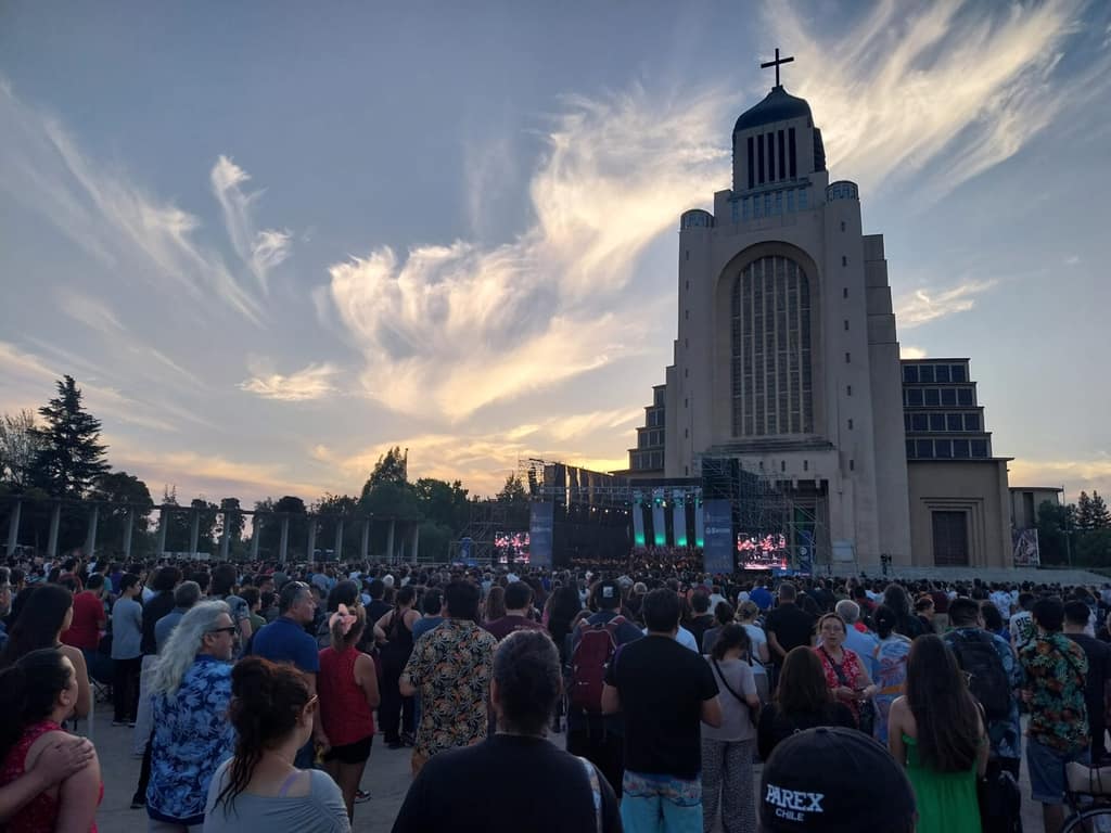 Concierto al aire libre cerca del Templo Votivo al atardecer. Carmina Burana.