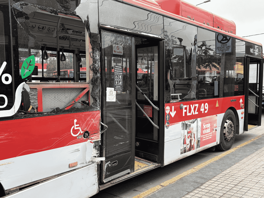 Buses RED protagonizan accidente de tránsito en Plaza de Maipú: dos personas lesionadas