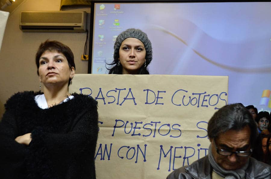 Con pancartas los funcionarios del Clotario Blest, acusaron que el concurso público de Director no fue transparente