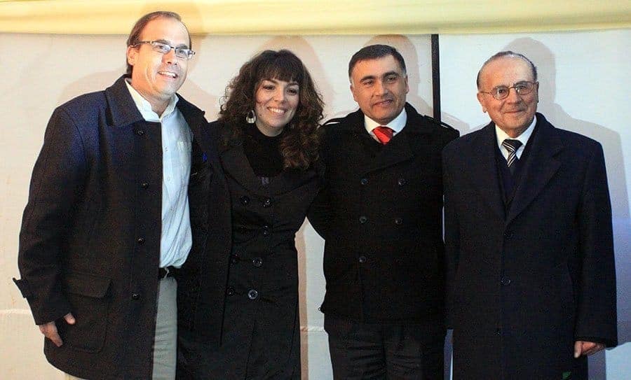Alberto Undurraga, Carol Bortnick, Christian Vittori y Herman Silva, posando en el acto de Vittori